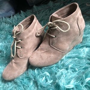 3 for $33🎀 Light Neutral suede desert wedges